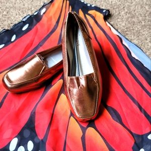 NWT WOMEN'S CLASSIQUE METALLIC LEATHER SHOES. SIZE 9M